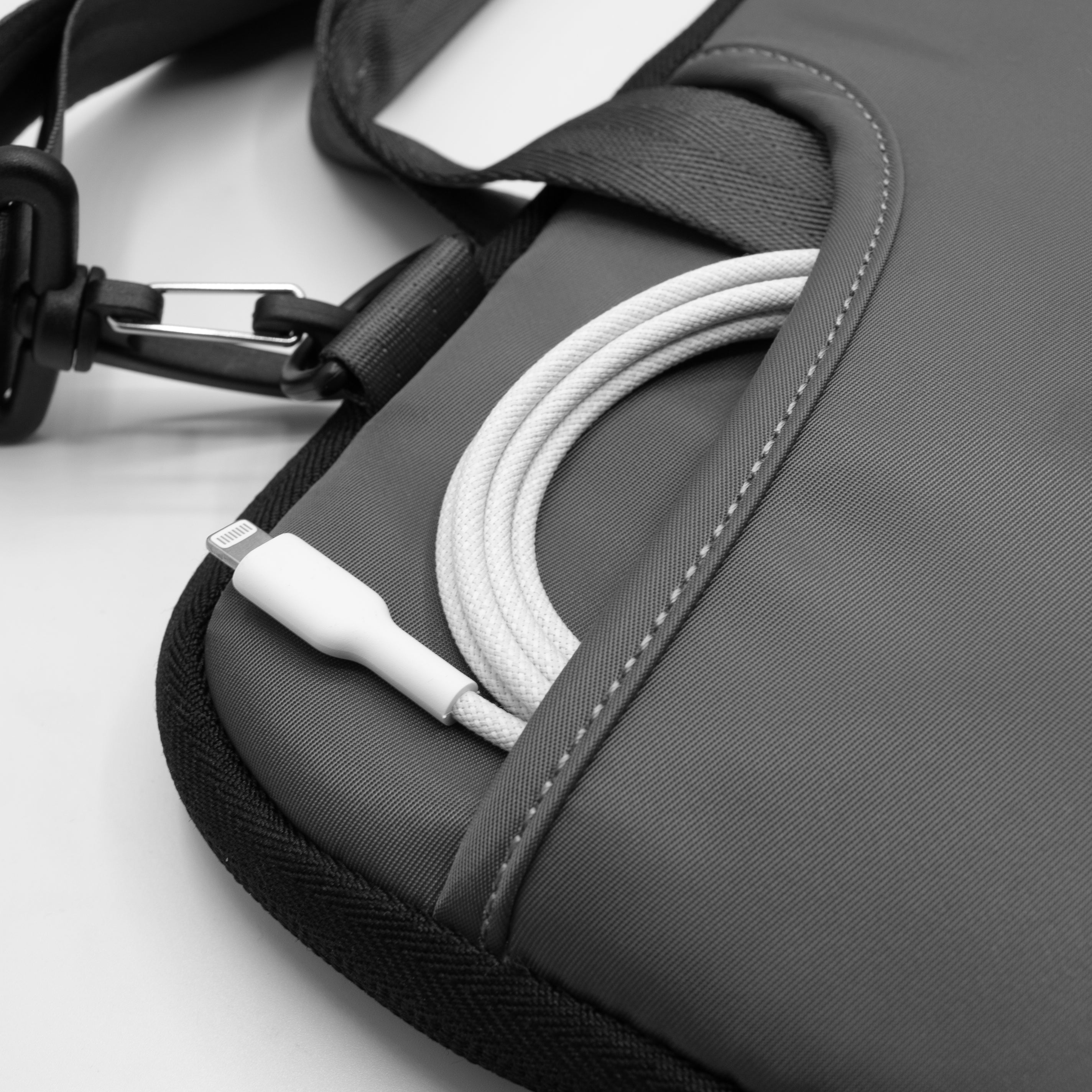 Scudo Pro Sleeve Bag for Notebooks up to 13" and MacBooks up to 14"